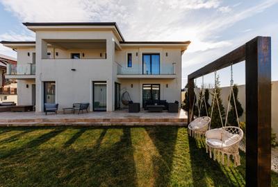 Casă individuală cu 7 camere cu Canalizare în Girocului - 50