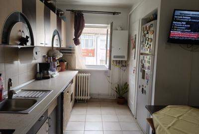 Apartament 4  camere, decomandat,zona Miorita - 1