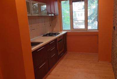 Apartament cu 3 camere renovat complet – Micro 17, etaj 1