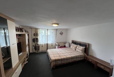 Casa 3 camere, Izvoare