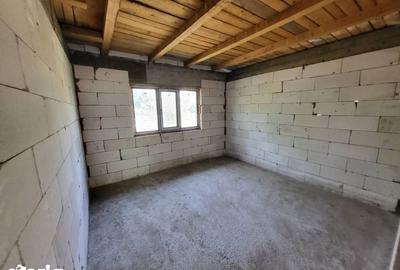 Casă cu 4 camere cu Teren 1233 Mp în Vânători - 2