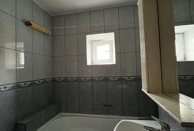 Apartament cu 3 camere decomandat, mobilat în Nicolina