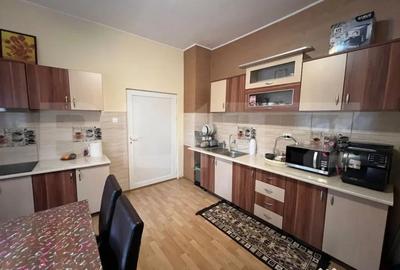 Casă cu 6 camere cu Teren 345 Mp în Titulescu - 9