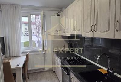 Apartament cu 3 camere decomandat în Calea București