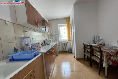 Apartament cu 3 camere semidecomandat, mobilat în Central