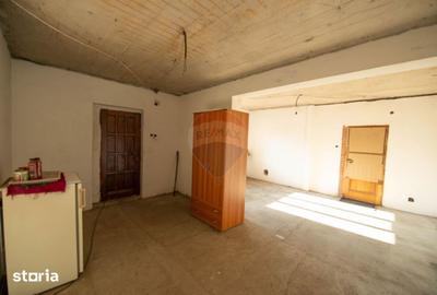 Casă cu 8 camere cu Teren 1395 Mp în Glina - 9