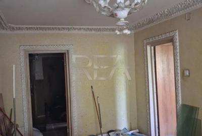 Apartament cu 3 camere semidecomandat în Berceni
