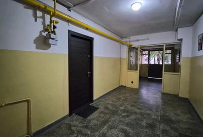 Tomis 1 - ap 3 cam, et 4/4 , gaze la usa (necesita renovare) - 2