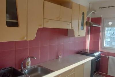 Apartament cu 3 camere semidecomandat în Olteniței