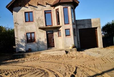 Casă cu 3 camere cu Teren 881 Mp în 1 Decembrie - 2