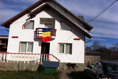 Casă cu 5 camere cu Teren 400 Mp în Teișani - 2