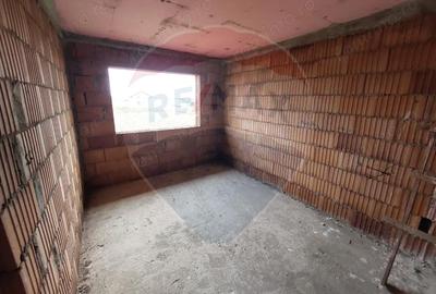 Casă cu Teren 1079 Mp în Petroasa Mare - 13