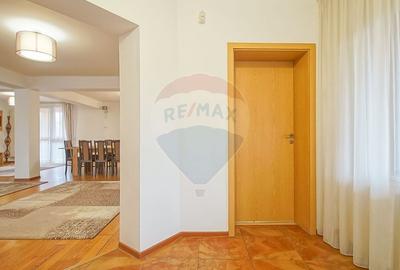 Casă cu 7 camere cu Teren 1167 Mp în Tractorul - 45