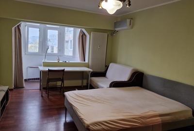 Garsonieră decomandată, mobilată în Vitan