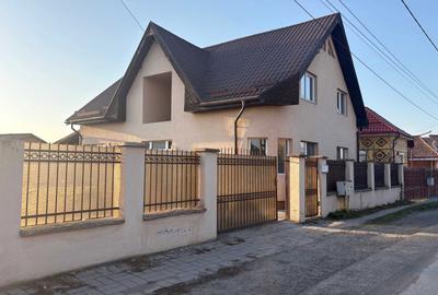 Casă cu 2 camere cu Teren 700 Mp în Central - 2