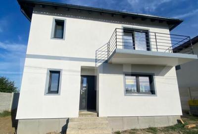 Casă cu 4 camere cu Teren 400 Mp în Central