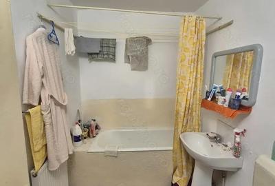 Apartament cu 3 camere decomandat în Micro IV