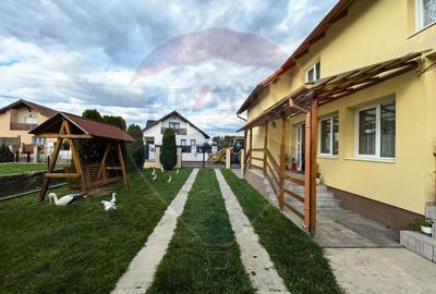 Casă cu 4 camere cu Teren 1295 Mp în Central - 2