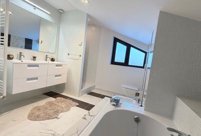 Casă cu 4 camere cu Teren 3000 Mp în Central - 3