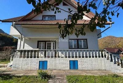 Casă cu 4 camere cu Teren 1150 Mp în Central - 1