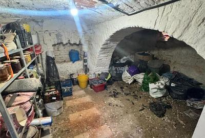 Casă cu 2 camere cu Teren 1138 Mp în Central