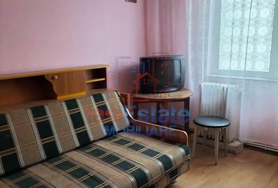 Apartament cu 3 camere semidecomandat în Alexandru cel Bun