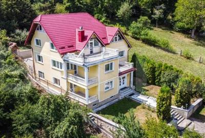 Casă cu 8 camere cu Teren 1800 Mp în Central - 1