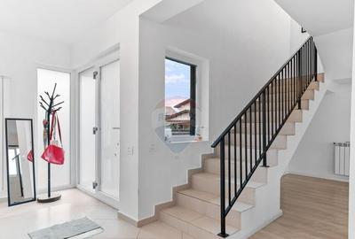 VANZARE Casa / Vila moderna cu 4 camere si curte Dragom... - 13