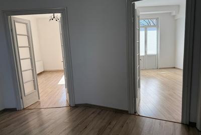 Apartament cu 3 camere semidecomandat în P-ța Victoriei - 2