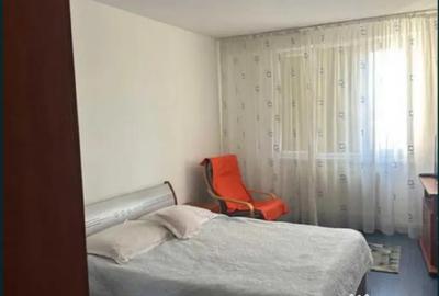 Apartament cu 3 camere decomandat în Astra