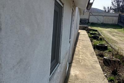 Casă cu 4 camere în Văcăreni