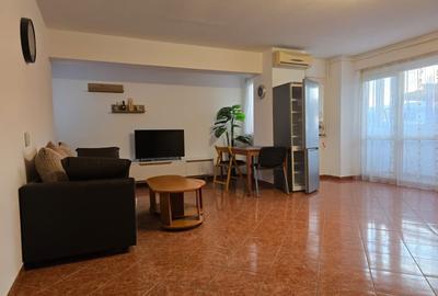 Apartament cu 3 camere semidecomandat în Central