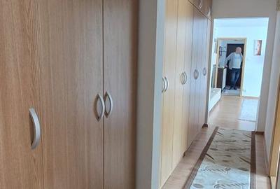 Apartament cu 3 camere semidecomandat în Girocului