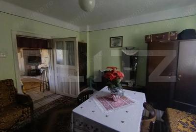 Casa cu 3 camere ?i o bucatarie de vara ?i 1300 mp teren ?i anexe - 1