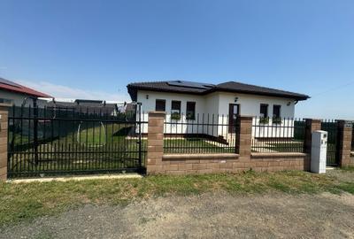 Casă individuală cu 4 camere cu Canalizare în Moșnița Nouă