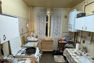 Apartament cu 3 camere semidecomandat în Tătărași