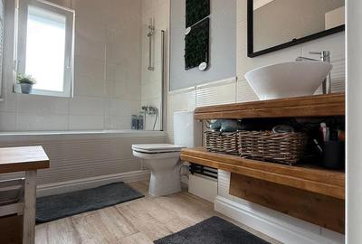 Apartament cu 3 camere semidecomandat în Central