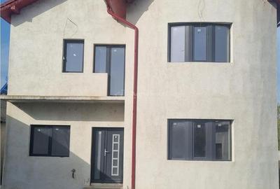 Casă cu 4 camere decomandat în Calomfirești - 4