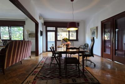 Apartament cu 3 camere semidecomandat, mobilat în P-ța Victoriei