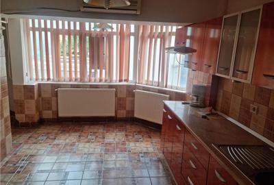 Apartament cu 3 camere decomandat, mobilat în Narcisa