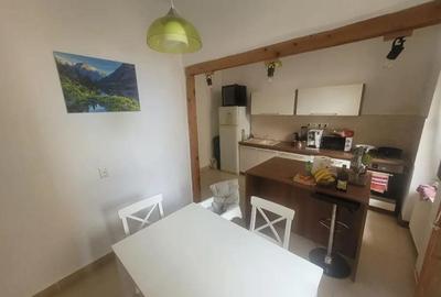 Apartament cu 3 camere semidecomandat în P-ța Maria