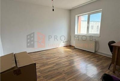 Apartament cu 3 camere decomandat în Micro 3