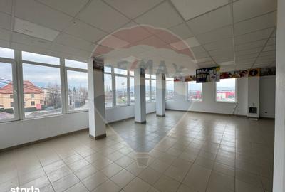 Spațiu comercial, de 250 mp, în Central - 4