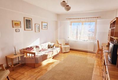 Apartament cu 3 camere semidecomandat în Central