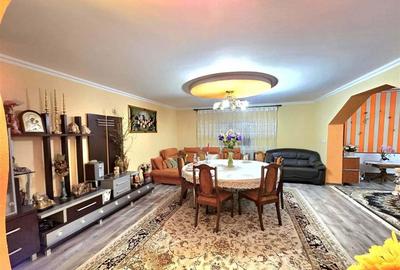 Casă individuală cu 11 camere cu Teren 5000 Mp în Central - 5