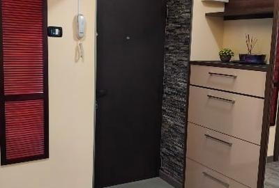 Apartament cu 3 camere decomandat în Tei