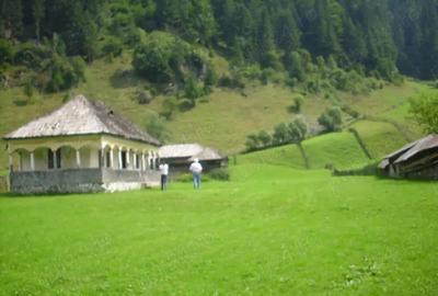 Vand teren intravilan localitatii Rucar, sat Satic, punct Caminul Casei, jud. Arges - 2