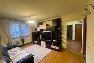 Apartament cu 3 camere, mobilat în Tei