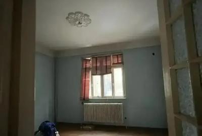 Casă cu 9 camere cu Canalizare în 1 Mai - 4