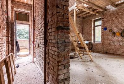 Casă cu 7 camere cu Teren 330 Mp în Vatra Luminoasă